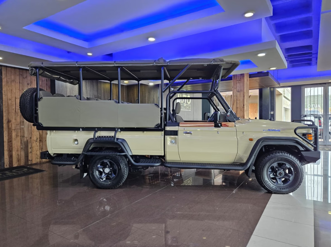 2025 TOYOTA LAND CRUISER 79 GAME VIEWER M/T