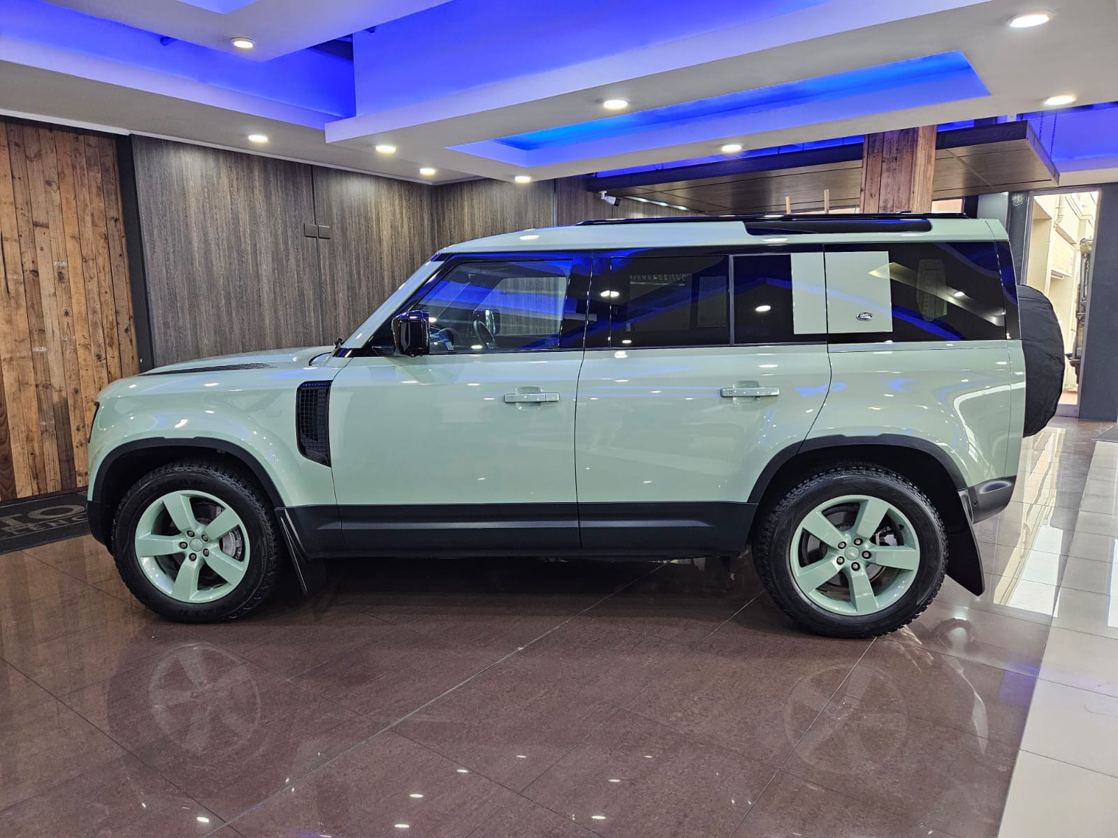 Land Rover Defender 110 75TH Edition D300