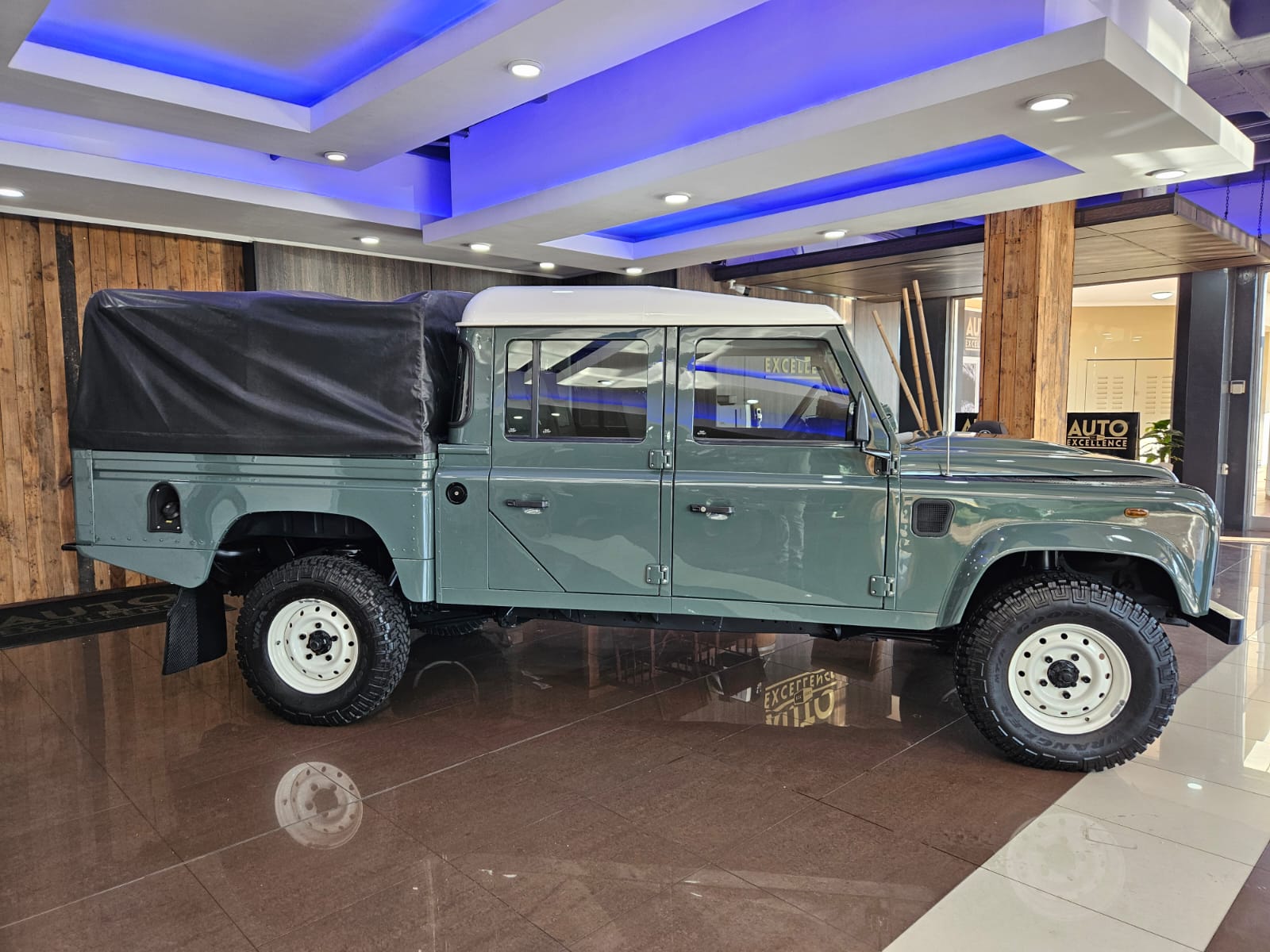 Land Rover Defender 130 2.2D Crew Cab