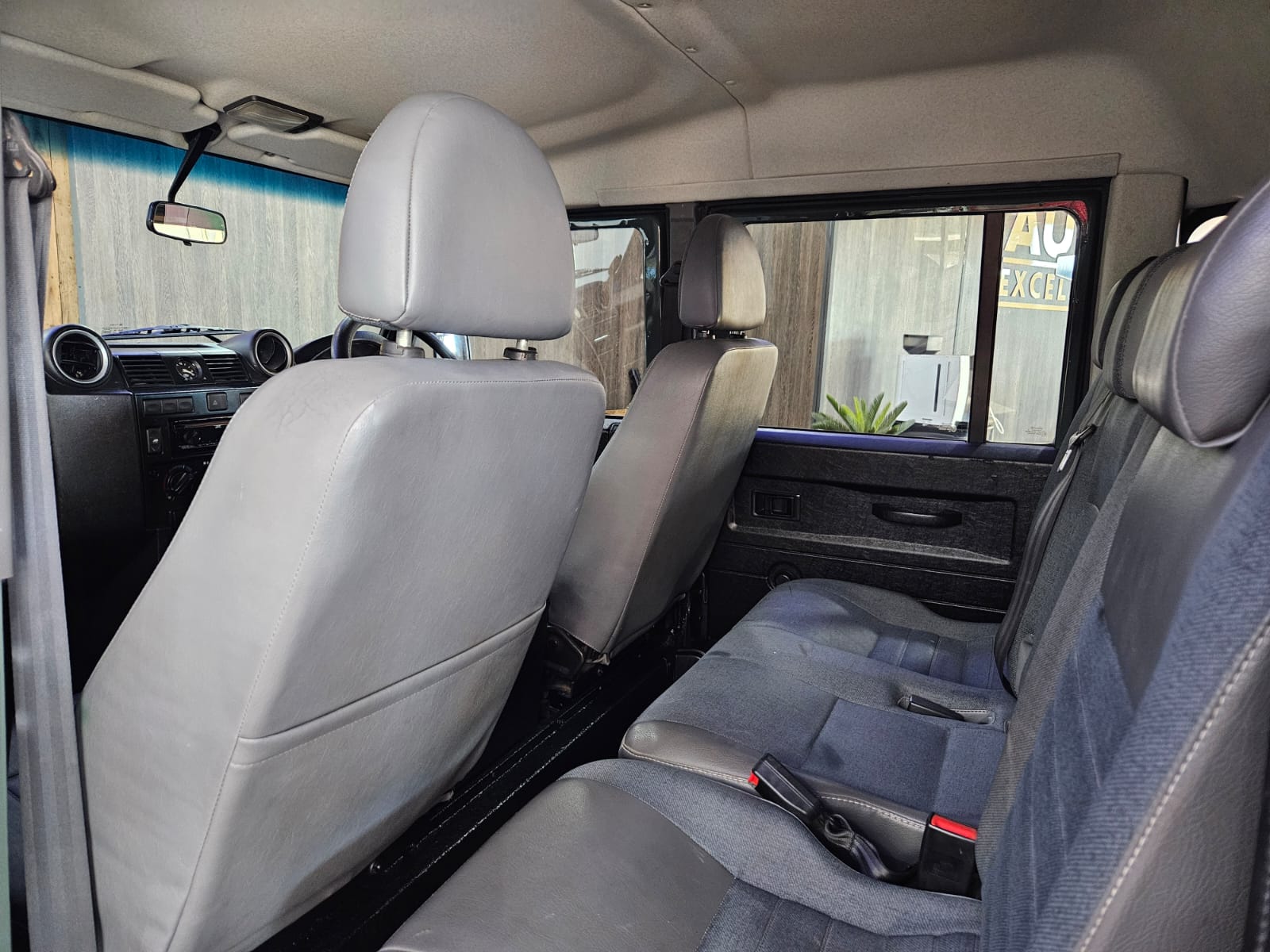 Land Rover Defender 130 2.2D Crew Cab