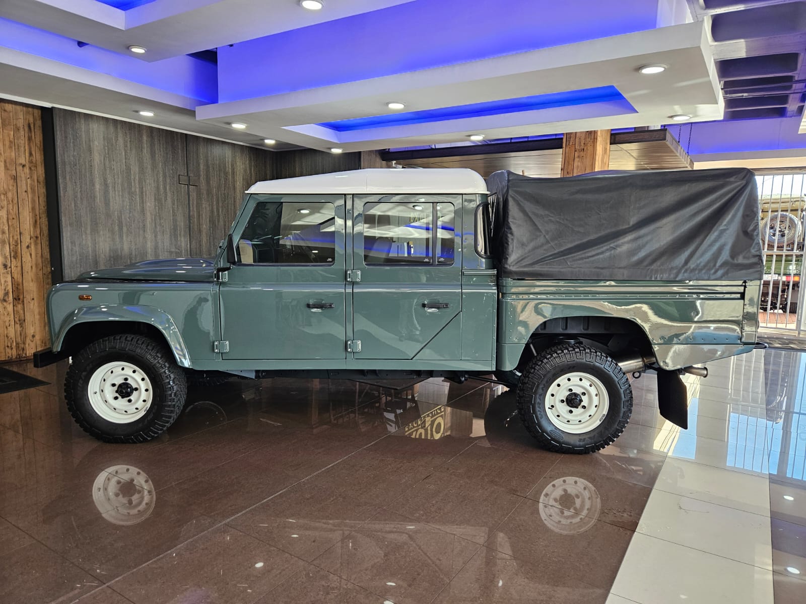 Land Rover Defender 130 2.2D Crew Cab