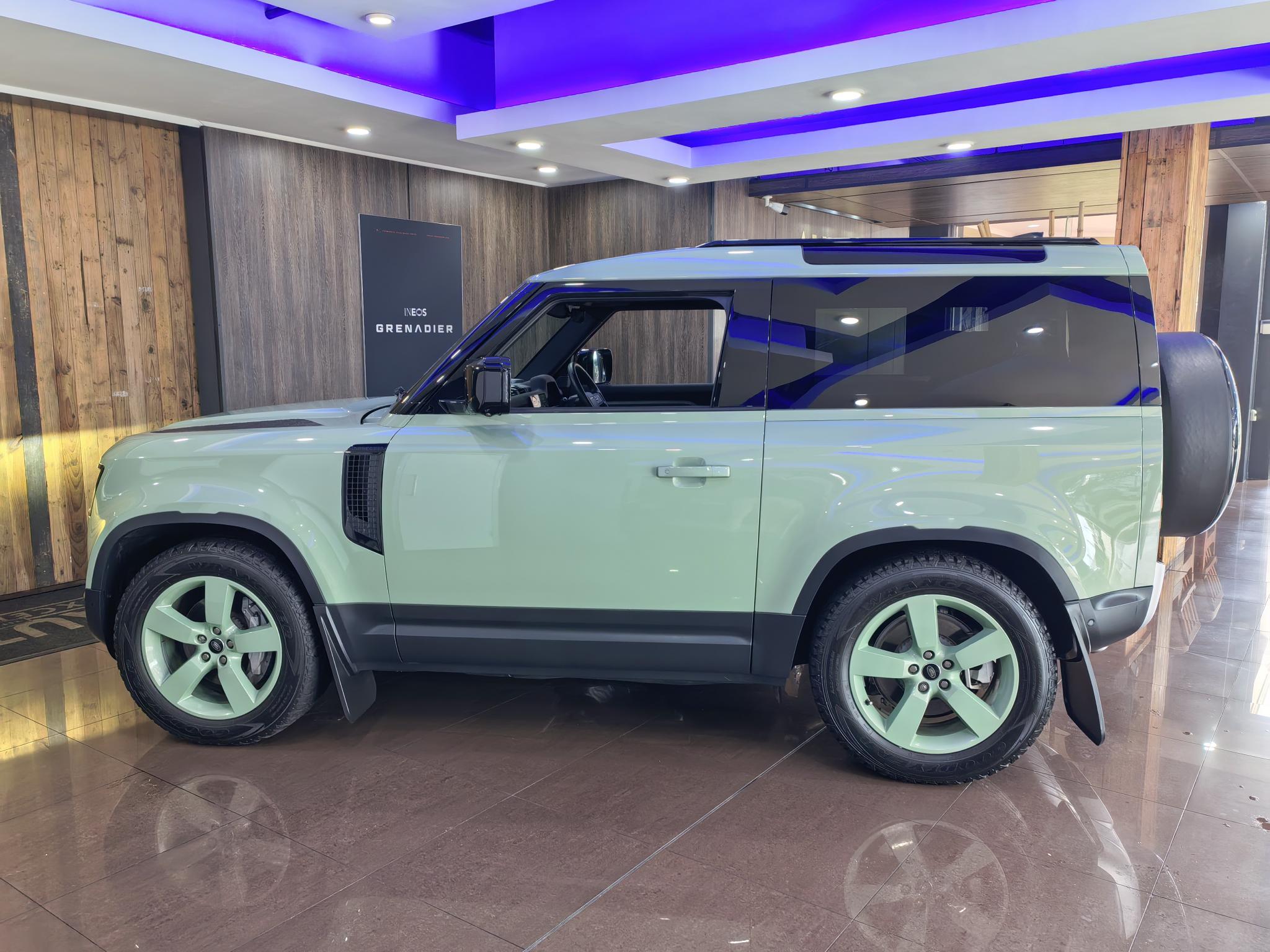 2023 Land Rover Defender 90 D300 75th